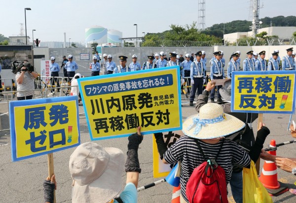 350人前往核電廠前抗議，期首相菅直人也到場聲援。（法新社）
