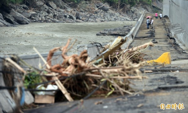 蘇迪勒颱風造成烏來地區道路柔腸寸斷，對外交通嚴重受損。（記者羅沛德攝）