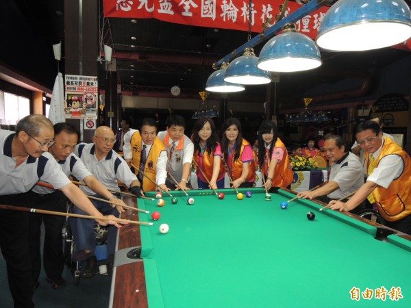 第十五屆慈光盃全國輪椅花式撞球賽十六日在台南登場。（記者王俊忠攝）