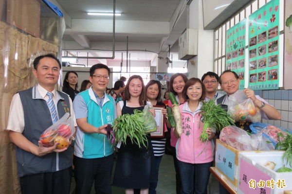 愛心福安公有市場捐出剩餘且新鮮的食材給社區關懷據點（記者蘇金鳳攝）