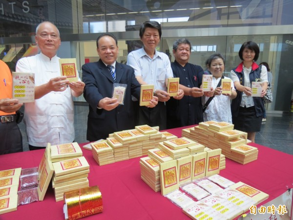 中市推「以米代金」取代燒金紙祭拜好兄弟。（記者蘇孟娟　攝）