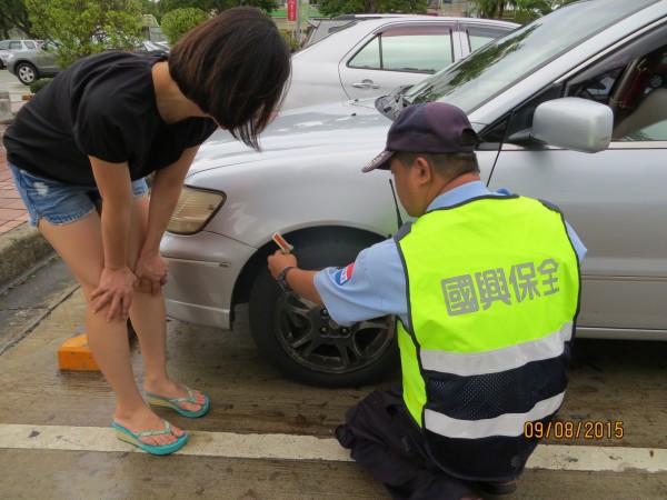 高公局表示，已協商全台14個服務區，提供胎紋深度計及胎壓偵測器，即日起的暑假期間，服務區保全人員也將在停車場進行走動式巡檢，將貼單提醒。（高公局提供）