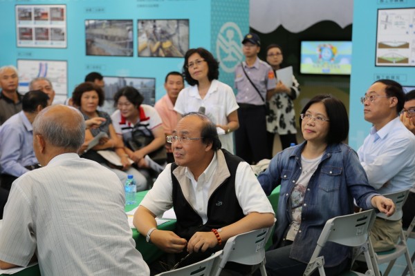 立委管碧玲（右二）與李昆澤邀交通部官員與基層里長，討論鐵路地下化衍生鄰損問題。（圖由管碧玲服務處提供）