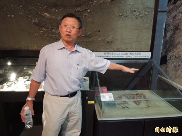 中研院史語所研究員李匡悌解說南科遺址所發現的台灣最古老家狗骨骸。（記者湯佳玲攝）