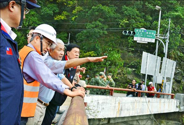 蘇迪勒颱風造成烏來地區道路柔腸寸斷，對外交通嚴重受損，行政院長毛治國昨前往勘災，因行程反覆不定影響勤務調派，讓投入救災的員警抱怨連連。（中央社）