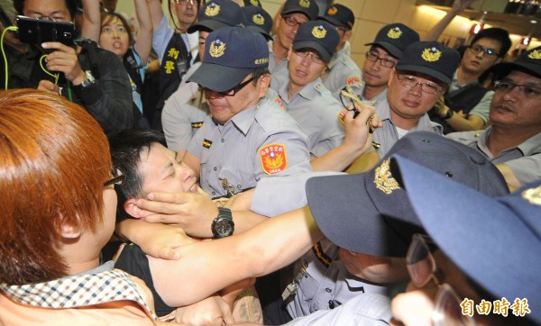 張志軍入境時，台聯成員衝撞警方人牆，試圖近距離抗議，遭警方鎖喉攔阻。（資料照，記者劉信德攝）