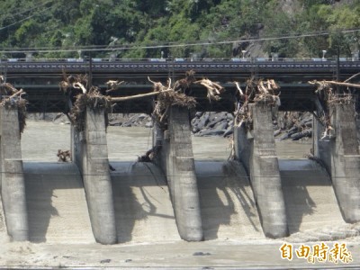 民眾表示烏來海拔五百公尺竟釀水災，是由於台電桂山電廠的桂山壩未開惹禍，台電今澄清表示颱風來襲前桂山壩就已全開，維持迄今。圖為漂流木卡在水閘門上。（記者徐聖倫攝）