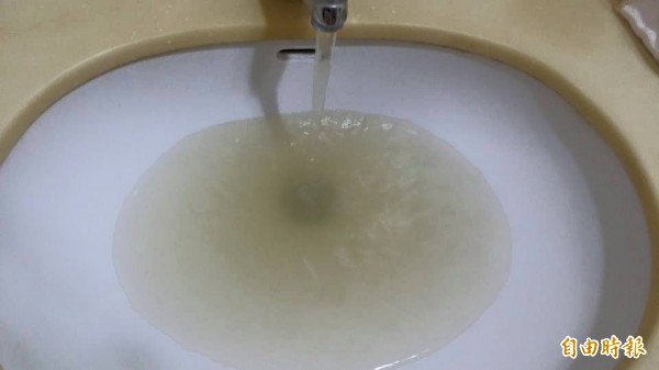 台水公司表示，因蘇迪勒颱風來襲造成翡翠水庫原水濁度提高自來水宜煮沸再行飲用。（記者張安蕎攝）