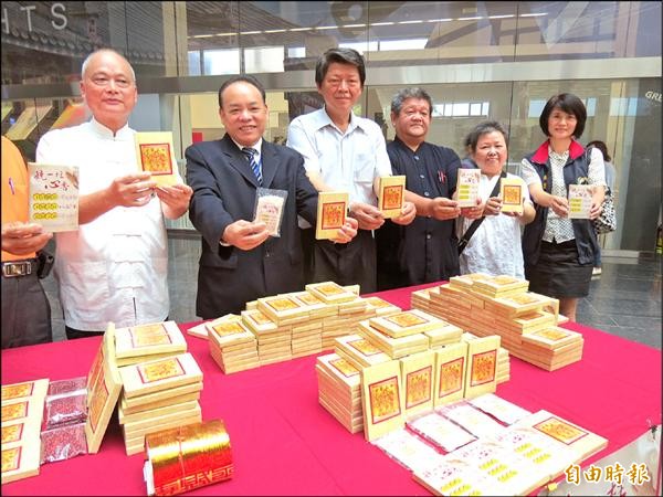 中市推「以米代金」取代燒金紙祭拜好兄弟。（記者蘇孟娟攝）