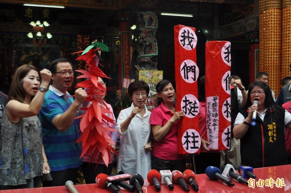 國民黨總統參選人洪秀柱（中）在桃園市平鎮區義民廟參拜，受到支持者送上「小辣椒」熱情支持。（記者周敏鴻攝）