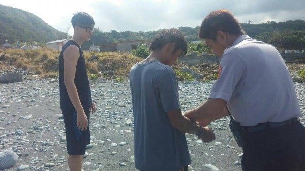 因多案遭通緝的蔣男現蹤白守蓮海邊，成功警分局新豐所警四面包抄圍捕。（記者陳賢義翻攝）