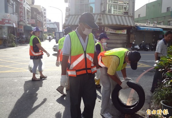 台南市登革熱疫情嚴峻，新營區沒有病例，防疫總動員更要做好保持。（記者楊金城攝）