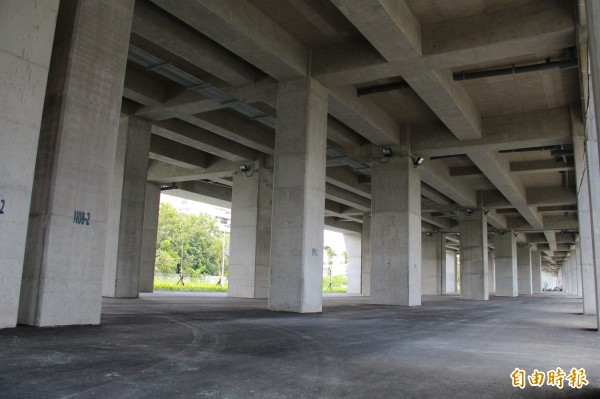 員林鐵路高架化後，橋下空間利用被高度討論。（記者陳冠備攝）