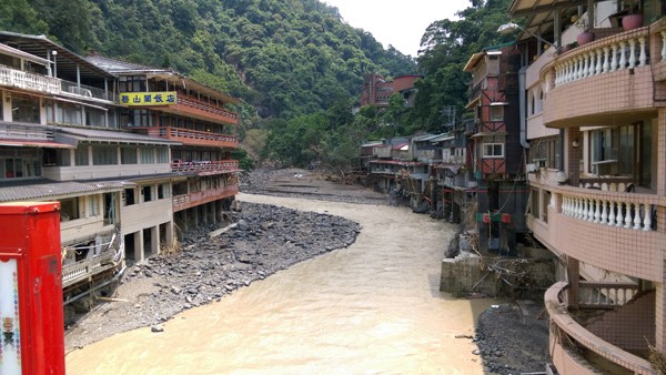 蘇迪勒颱風重創烏來溫泉區，上游南勢溪土石崩塌，造成大台北地區飲用水原水濁度飆升，學者籲重新檢討烏來的發展規劃。圖為烏來受災情形。（記者吳仁捷翻攝）