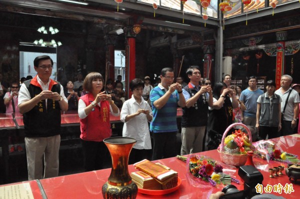 國民黨總統參選人洪秀柱（左三）在桃園市平鎮區義民廟參拜，祈求國泰民安。（記者周敏鴻攝）