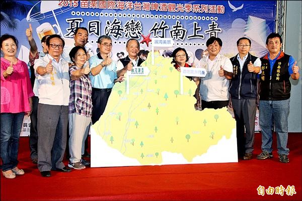 苗栗縣政府昨天宣傳週六日的啤酒觀光季,縣長徐耀昌(中)表示,經費絕大部分來自民間贊助。(記者吳為恭攝) 苗栗縣政府昨天宣傳週六日的啤酒觀光季,縣長徐耀昌(中)表示,經費絕大部分來自民間贊助。(記者吳為恭攝)