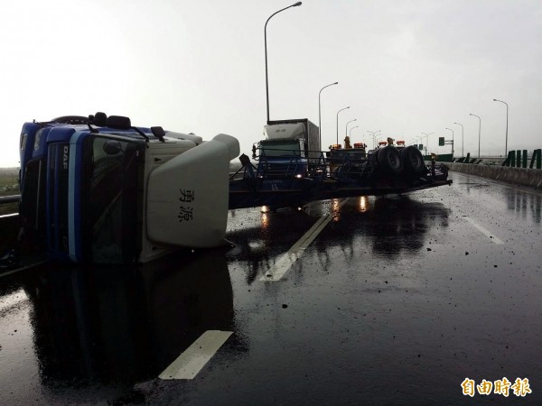 1輛化學槽車今晨行經台84線台南下營段時翻車，幸好槽車只是空桶，司機僅受輕傷。（記者楊金城攝）