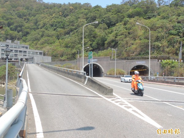 蘭陽隧道南下出口處和舊海軍橋叉路，沒有交通號誌，容易發生車禍。（記者朱則瑋攝）