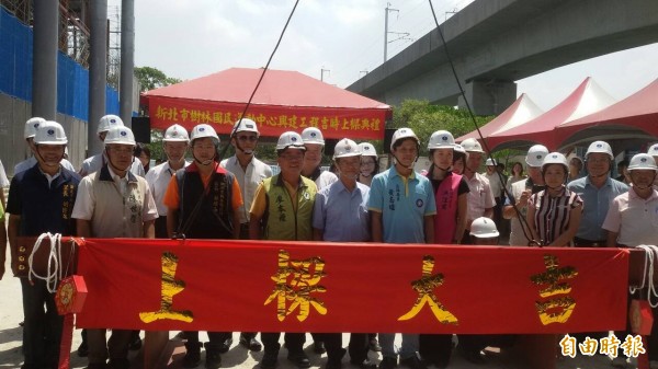 新北市副市長高宗正（中）率地方人士舉行樹林國民運動中心上梁儀式。（記者張安蕎攝）