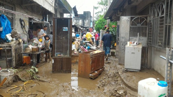 溪洲部落住戶遭大水肆虐，家具全都泡湯了。（里長王明籐提供）