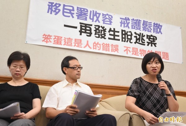 台聯立委周倪安（右）13日主辦「移民署收容戒護鬆散，一再發生脫逃案」記者會，指出脫逃案可能都是人為疏失所造成，且事後檢討避重就輕、懲處無疾而終，可能涉及非法仲介與移民署「裏應外合」，要求檢調介入調查。（記者劉信德攝）