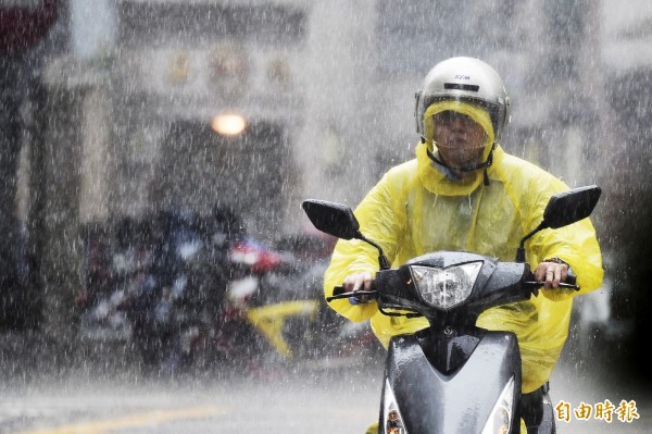 明因水氣偏多，不僅各地山區，在平地也易出現午後雷陣雨。（資料照，記者叢昌瑾攝）