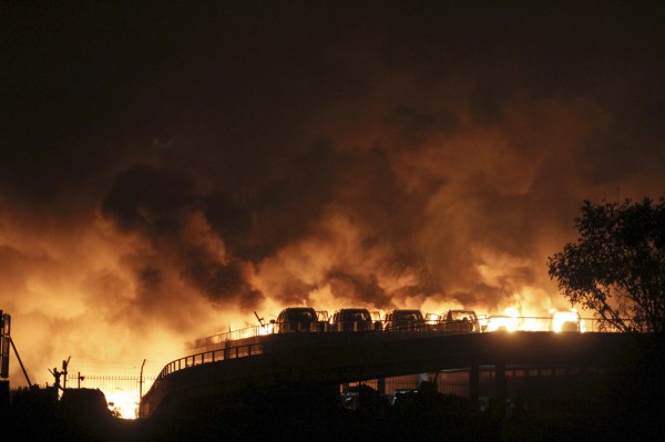 天津市濱海新區發生大爆炸，甚至波及周邊住宅區的建築，讓不少中國網友痛批，為什麼化工倉庫會離住宅區這麼近。（路透）