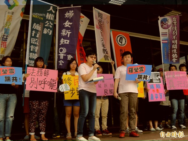 台灣伴侶權益推動聯盟秘書長簡至潔（持麥克風者）指出，應修改民法，不應為同性伴侶立專法。（記者項程鎮攝）