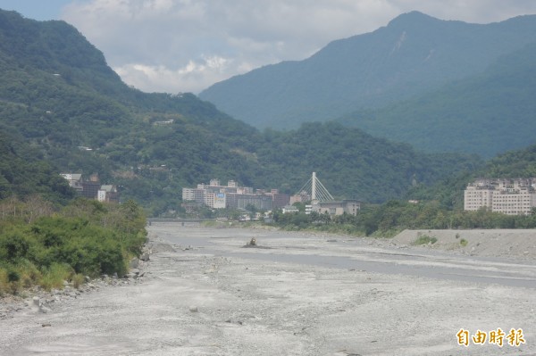 知本溪下游將興建新的溫泉橋。（記者張存薇攝）