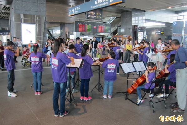 塗城國小弦樂團在高鐵台中站快閃演出，吸引旅客駐足。（記者何宗翰攝）