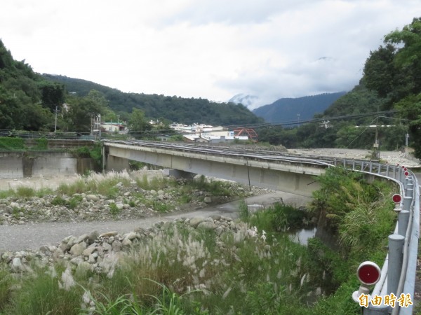 信義鄉同富村桐林橋因橋面過低、河床太高，通水斷面過小每遇颱風暴雨容易釀災。（記者劉濱銓攝）