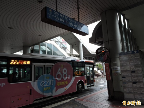 板橋公車轉運站月台整修工程，15日起進行第三月台工程施作，原停靠公車路線將調整至其他月台候車。
（記者何玉華攝）