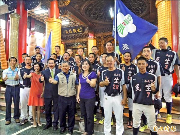 嘉市民生國中棒球隊將出征日本，昨到九華山地藏庵祈福，市長涂醒哲勉勵他們拿出「KANO」精神參賽。（記者王善嬿攝）