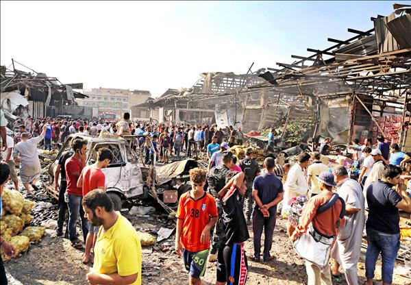 爆炸現場斷垣殘壁，大批汽車被毀，屋舍幾近倒塌。（美聯社）