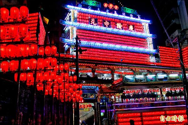 老大公廟於昨晚子時舉行開燈夜儀式，為一年一度的中元祭揭開序幕。（記者林欣漢攝）