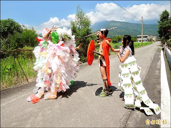 黑潮海洋基金會志工穿上「塑膠袋鬼」裝扮，和社區的「便當盒鬼」、「垃圾桶鬼」互別苗頭。（記者花孟璟攝）