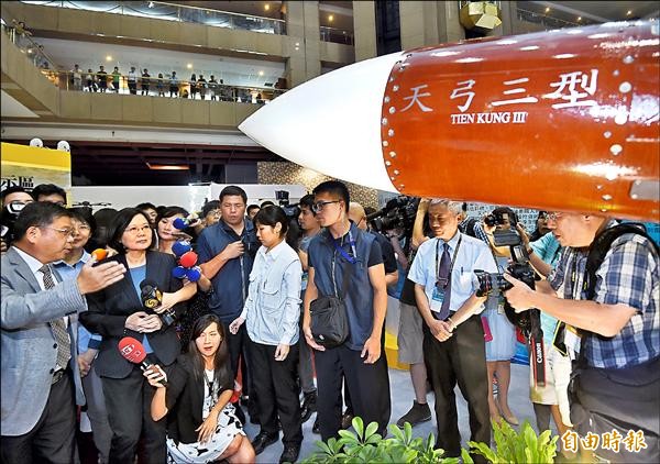 「台北國際航太暨國防工業展」昨日在台北世貿展覽館舉行，民進黨主席蔡英文（左二）前往參訪。（記者方賓照攝）