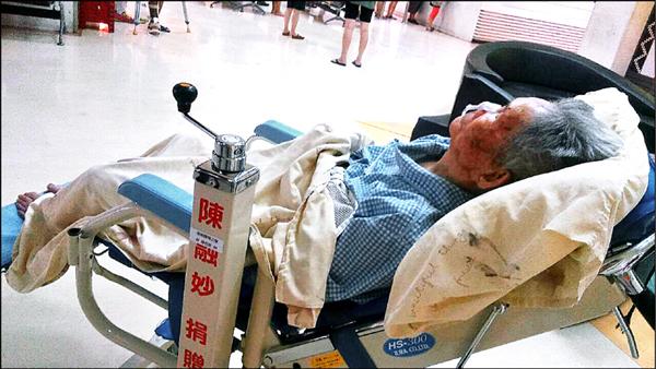 馬偕設敬老門診，汪姓民眾的88歲岳母卻仍在躺椅上等了1個半小時，才得以看診。（汪姓民眾提供）