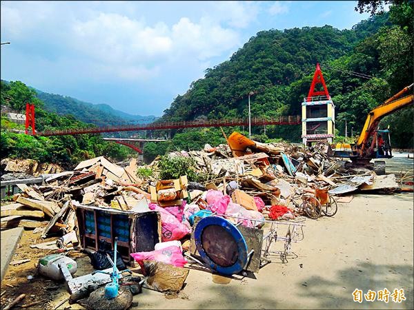 蘇迪勒颱風過後，烏來滿目瘡痍。（記者翁聿煌攝）