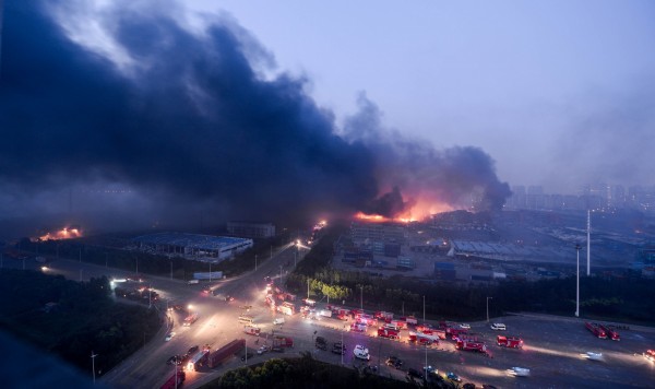 天津爆炸案各界關注，有記者遭當地警嗆「來跪我」，盛傳是《中國時報》記者。（法新社）