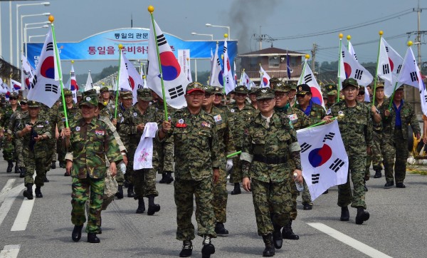 南韓昨日國內有退伍軍人遊行，對北韓的地雷攻擊事件表達抗議。（法新社）