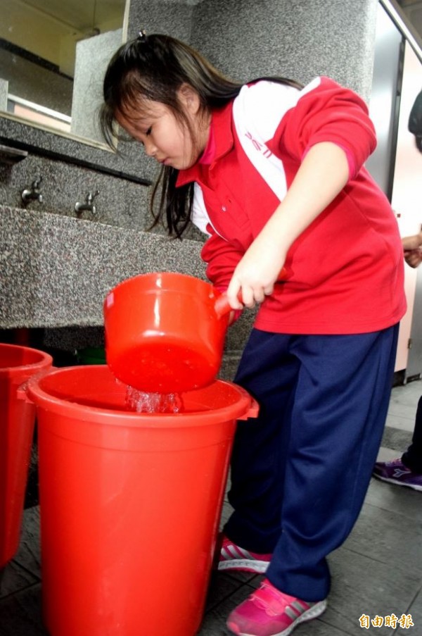 今天北部、東部山區仍有局部大雨，北水處提醒民眾趕快儲水備用。（資料照，記者陳韋宗攝）