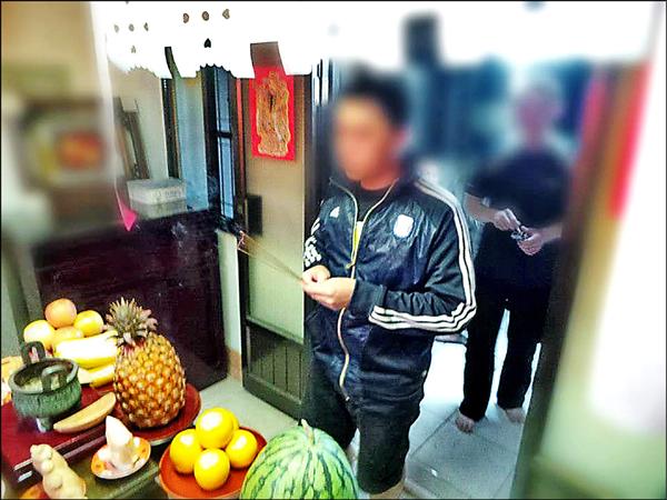 陳男（持香者）說自己也有祭神，所以他得知白板上的府城隍，不是台南的台灣府城隍廟後，昨日立即從高雄北上台南到廟方致歉。（記者王捷翻攝）