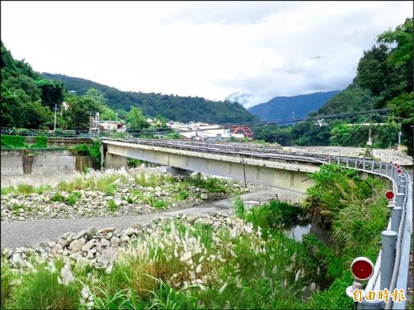 信義鄉同富村桐林橋因橋面過低、河床太高，通水斷面過小每遇颱風暴雨容易釀災。（記者劉濱銓攝）