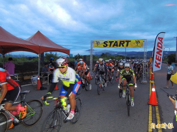 第7屆武嶺盃鐵馬高峰會自行車活動，今天清晨5時30分從埔里鳴槍出發，近2000名選手參賽。（記者佟振國攝）