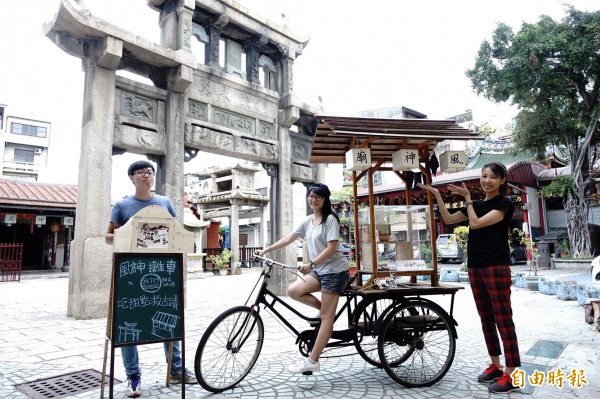 「風神攤車」販售著風神廟主題商品、在地文創作品、手工輕食等，讓更多人認識到風神廟悠久歷史與文化價值。（記者王捷攝）