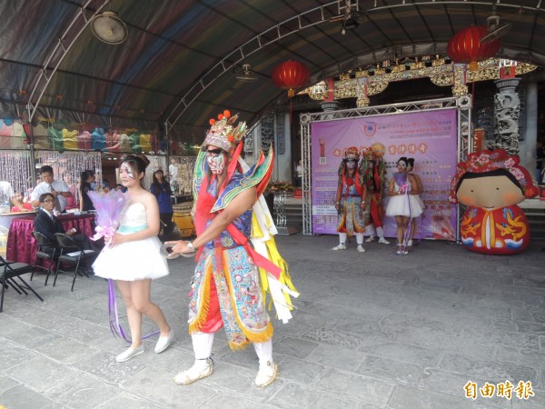 新竹市竹蓮寺和市府及新直資深青商會舉辦七夕活動，其中薪傳盃的藝陣表演，來自桃園內壢圓真壇的把家將首和婚紗結合表演，展現傳統藝陣與現代融合的愛情意境，讓人耳目一新。（記者洪美秀攝）