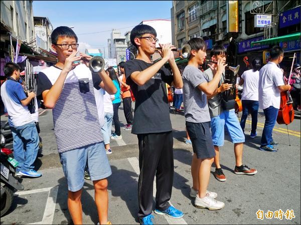 青少年國樂團到菜市場快閃演出。（記者簡惠茹攝）