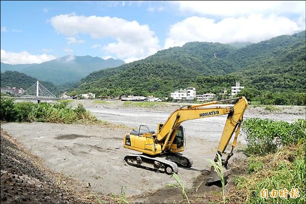 知本溫泉橋改建動土，昨天舉行開工典禮，預計民國一百零六年中可完成。（記者張存薇攝）