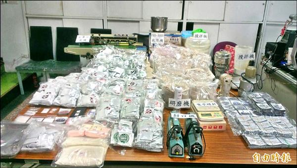 警方查獲的毒咖啡粉成品多達7萬多公克，分裝工具及成品、半成品琳瑯滿目。（記者黃良傑攝）